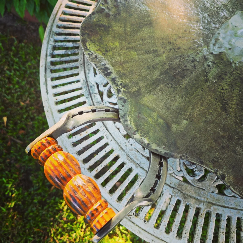 Disco de Arado com Borda Ondulada e Alça de Madeira Torneada